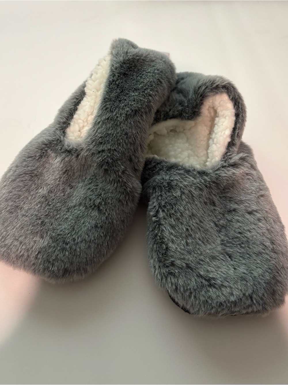 Plush Faux Fur Gray Women's Slip-On Slippers. 5-7. Auden